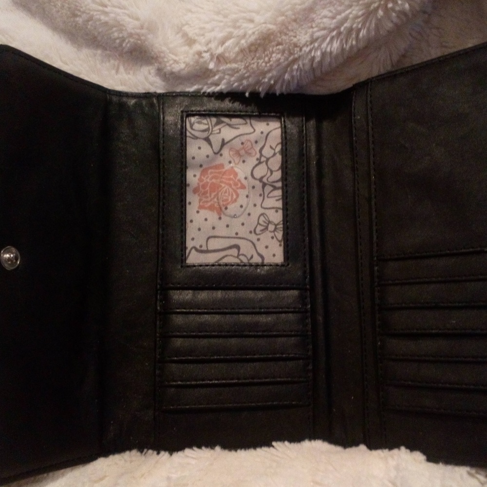 Guess Trifold Wallet - Picture 3 of 4
